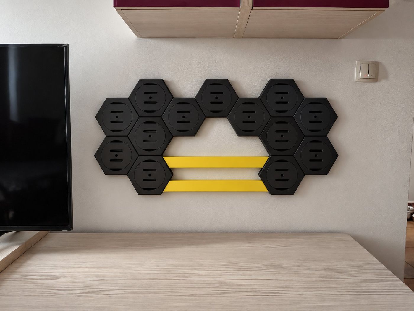 Tablou cu hexagoane negre și două module liniare galbene